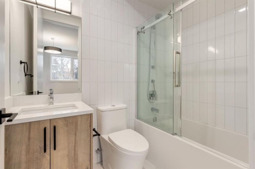 1651 8 Avenue Nw, Calgary, AB - Indoor Photo Showing Bathroom