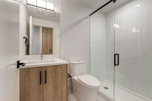 1651 8 Avenue Nw, Calgary, AB - Indoor Photo Showing Bathroom
