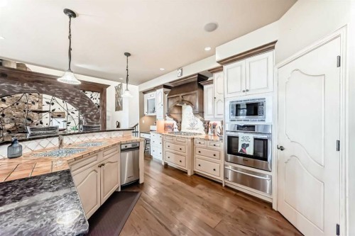 716 West Chestermere Drive, Chestermere, AB - Indoor Photo Showing Kitchen With Upgraded Kitchen