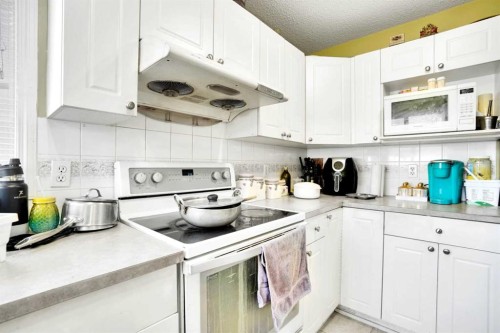 143 Taralea Gardens Ne, Calgary, AB - Indoor Photo Showing Kitchen