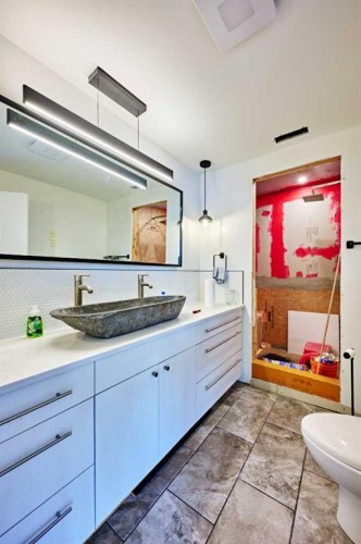 31 Williams Place, Bragg Creek, AB - Indoor Photo Showing Bathroom