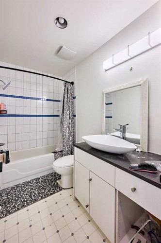 31 Williams Place, Bragg Creek, AB - Indoor Photo Showing Bathroom