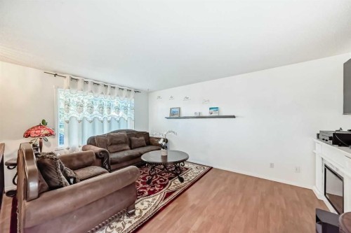 13 Brentwood Drive, Strathmore, AB - Indoor Photo Showing Living Room