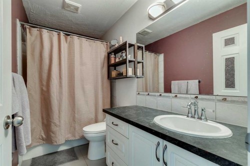 51 Spring Meadows Bay, Okotoks, AB - Indoor Photo Showing Bathroom