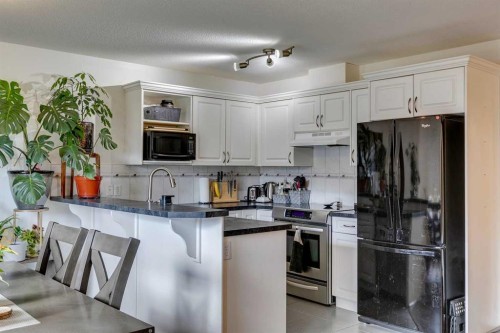 51 Spring Meadows Bay, Okotoks, AB - Indoor Photo Showing Kitchen