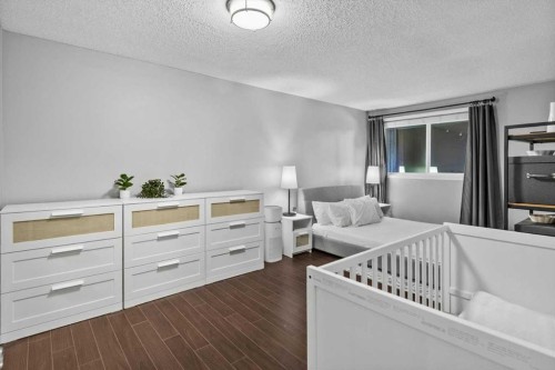 205-1001 68 Avenue Sw, Calgary, AB - Indoor Photo Showing Bedroom