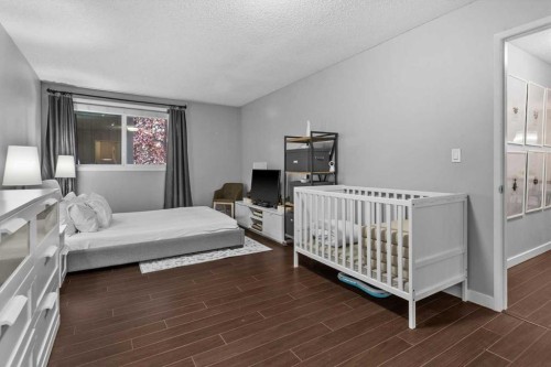 205-1001 68 Avenue Sw, Calgary, AB - Indoor Photo Showing Bedroom