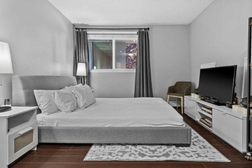 205-1001 68 Avenue Sw, Calgary, AB - Indoor Photo Showing Bedroom