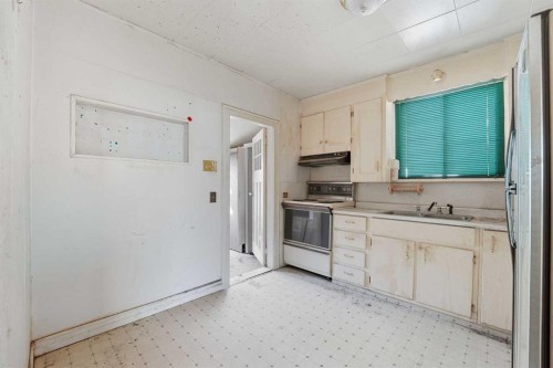 6609 19 Street Se, Calgary, AB - Indoor Photo Showing Kitchen
