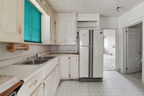 6609 19 Street Se, Calgary, AB - Indoor Photo Showing Kitchen With Double Sink