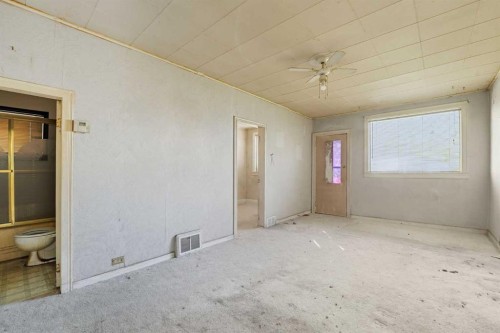 6609 19 Street Se, Calgary, AB - Indoor Photo Showing Other Room