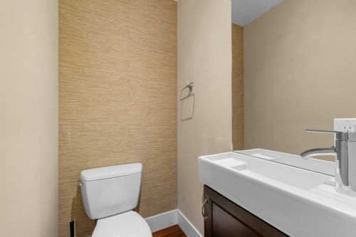 2512 16B Street Sw, Calgary, AB - Indoor Photo Showing Bathroom