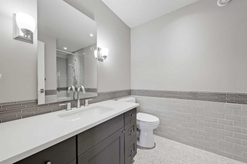 2 Granville Crescent Sw, Calgary, AB - Indoor Photo Showing Bathroom