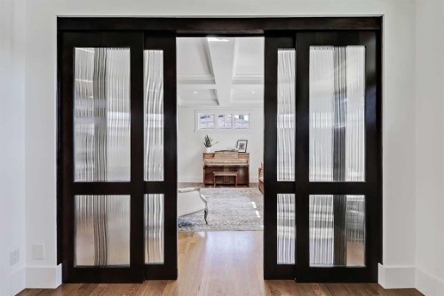 2 Granville Crescent Sw, Calgary, AB - Indoor Photo Showing Other Room