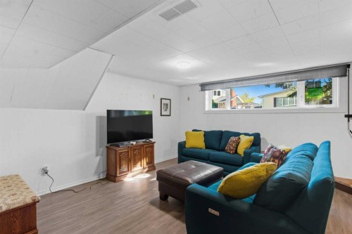 83 Brazeau Crescent Sw, Calgary, AB - Indoor Photo Showing Living Room
