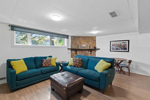 83 Brazeau Crescent Sw, Calgary, AB - Indoor Photo Showing Living Room