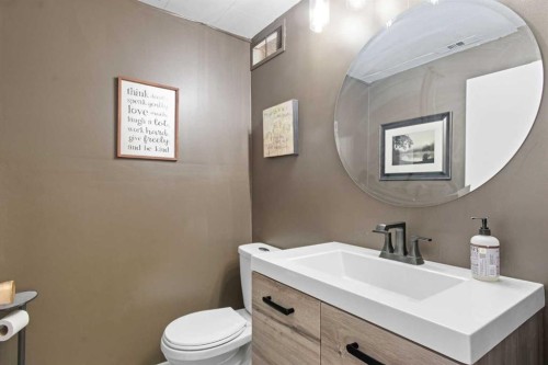 83 Brazeau Crescent Sw, Calgary, AB - Indoor Photo Showing Bathroom
