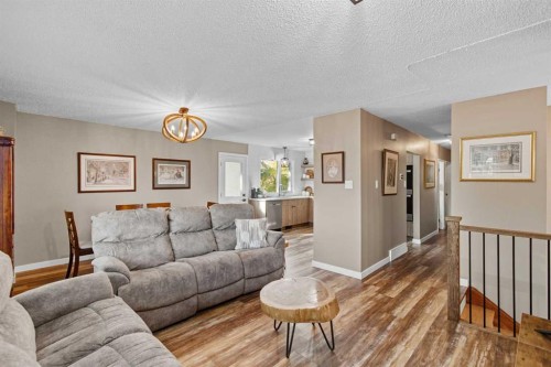 83 Brazeau Crescent Sw, Calgary, AB - Indoor Photo Showing Living Room