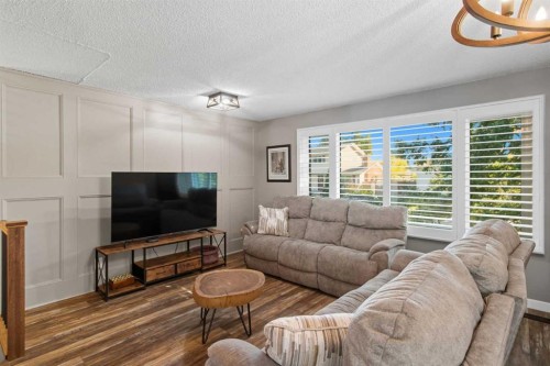 83 Brazeau Crescent Sw, Calgary, AB - Indoor Photo Showing Living Room