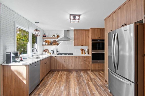 83 Brazeau Crescent Sw, Calgary, AB - Indoor Photo Showing Kitchen