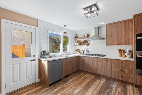83 Brazeau Crescent Sw, Calgary, AB - Indoor Photo Showing Kitchen