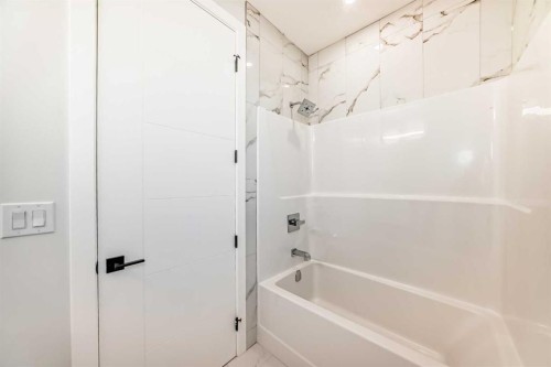 2121 13 Street Nw, Calgary, AB - Indoor Photo Showing Bathroom