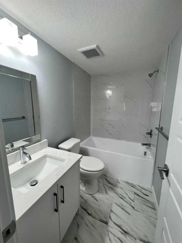 127 Ambleside Crescent Nw, Calgary, AB - Indoor Photo Showing Bathroom