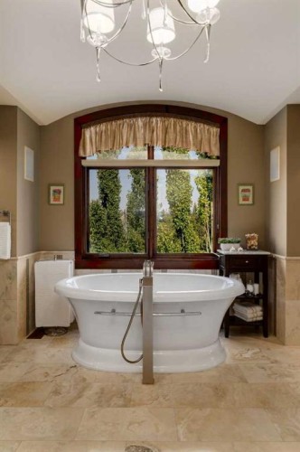 4 Aspen Ridge Bay Sw, Calgary, AB - Indoor Photo Showing Bathroom