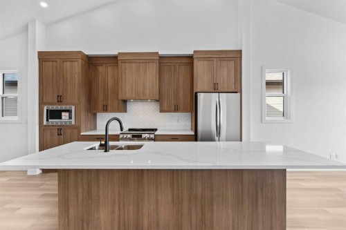 1800-15 Coopersfield Link Sw, Airdrie, AB - Indoor Photo Showing Kitchen With Upgraded Kitchen
