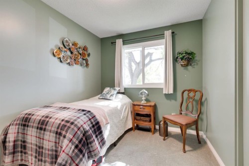 360 Malvern Close Ne, Calgary, AB - Indoor Photo Showing Bedroom