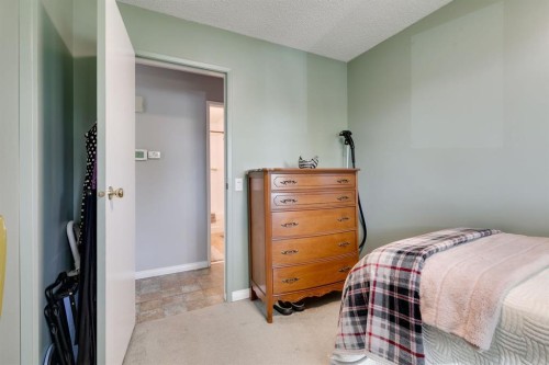 360 Malvern Close Ne, Calgary, AB - Indoor Photo Showing Bedroom