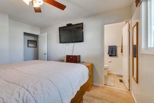 360 Malvern Close Ne, Calgary, AB - Indoor Photo Showing Bedroom