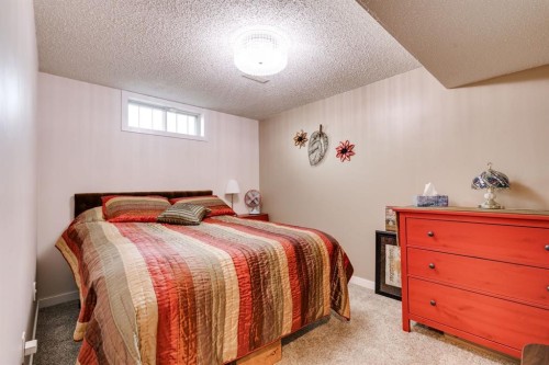 360 Malvern Close Ne, Calgary, AB - Indoor Photo Showing Bedroom