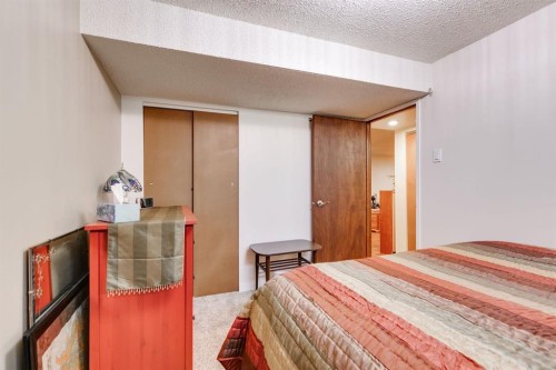 360 Malvern Close Ne, Calgary, AB - Indoor Photo Showing Bedroom