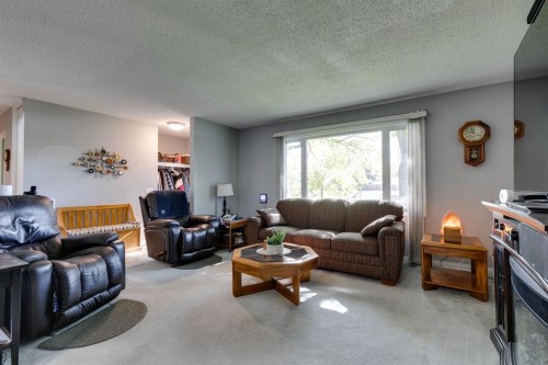 360 Malvern Close Ne, Calgary, AB - Indoor Photo Showing Living Room