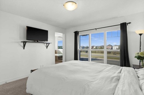 195 Hillcrest Circle Sw, Airdrie, AB - Indoor Photo Showing Bedroom