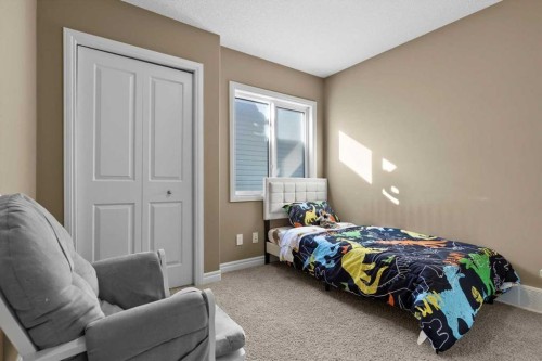 195 Hillcrest Circle Sw, Airdrie, AB - Indoor Photo Showing Bedroom