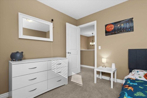 195 Hillcrest Circle Sw, Airdrie, AB - Indoor Photo Showing Bedroom