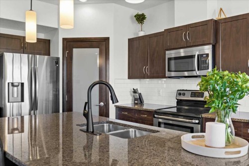 195 Hillcrest Circle Sw, Airdrie, AB - Indoor Photo Showing Kitchen With Double Sink With Upgraded Kitchen