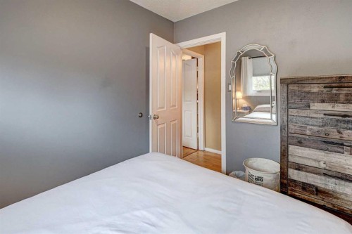 1509 38 Street Se, Calgary, AB - Indoor Photo Showing Bedroom