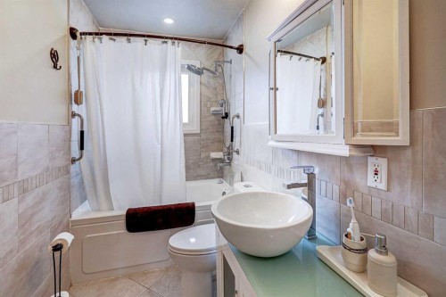 1509 38 Street Se, Calgary, AB - Indoor Photo Showing Bathroom