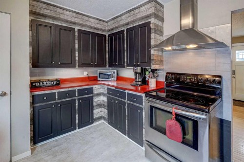 1509 38 Street Se, Calgary, AB - Indoor Photo Showing Kitchen