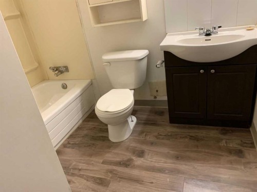 2410 14 Street Sw, Calgary, AB - Indoor Photo Showing Bathroom