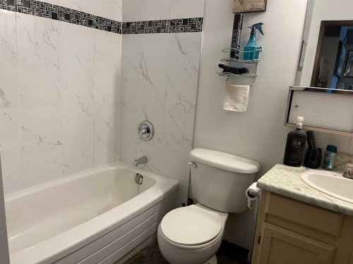 2410 14 Street Sw, Calgary, AB - Indoor Photo Showing Bathroom