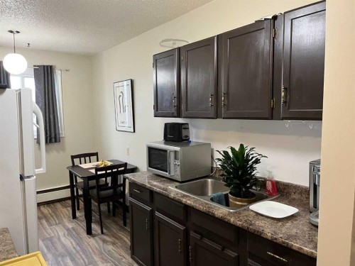 2410 14 Street Sw, Calgary, AB - Indoor Photo Showing Kitchen