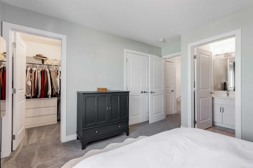 629 Reynolds Crescent Sw, Airdrie, AB - Indoor Photo Showing Bedroom