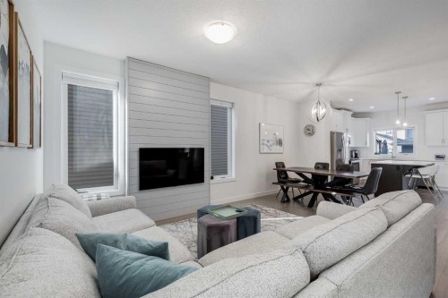 629 Reynolds Crescent Sw, Airdrie, AB - Indoor Photo Showing Living Room