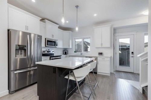 629 Reynolds Crescent Sw, Airdrie, AB - Indoor Photo Showing Kitchen With Upgraded Kitchen