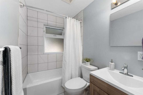 8736 34 Avenue Nw, Calgary, AB - Indoor Photo Showing Bathroom