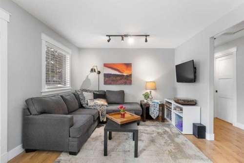 8736 34 Avenue Nw, Calgary, AB - Indoor Photo Showing Living Room